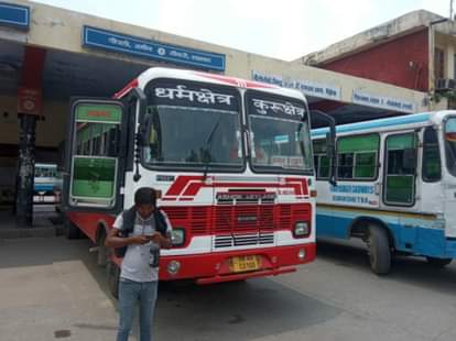 Bus stand ke counter par lgi pvt bus